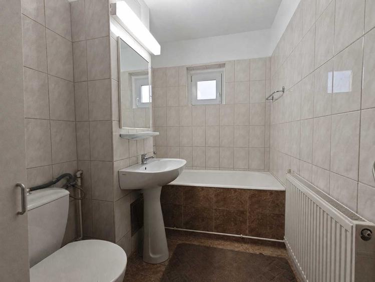 Apartament cu 3 camere decomandat în Girocului