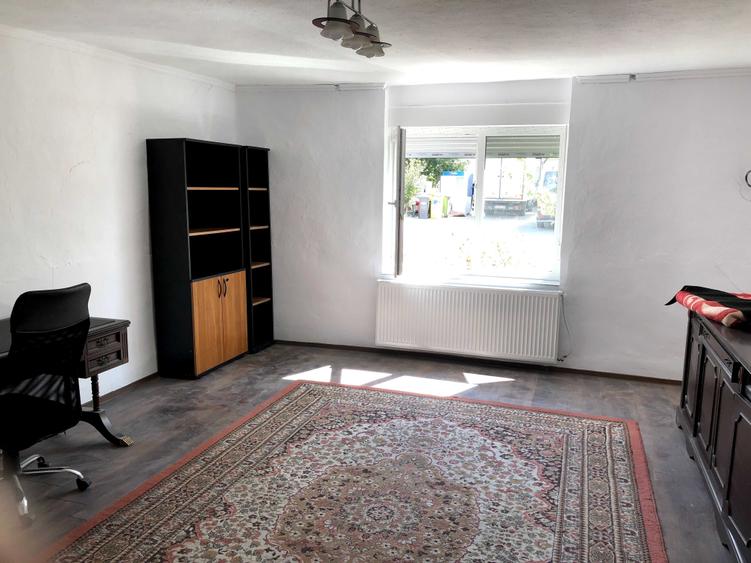 Casă cu 3 camere cu Teren 1438 Mp în Central