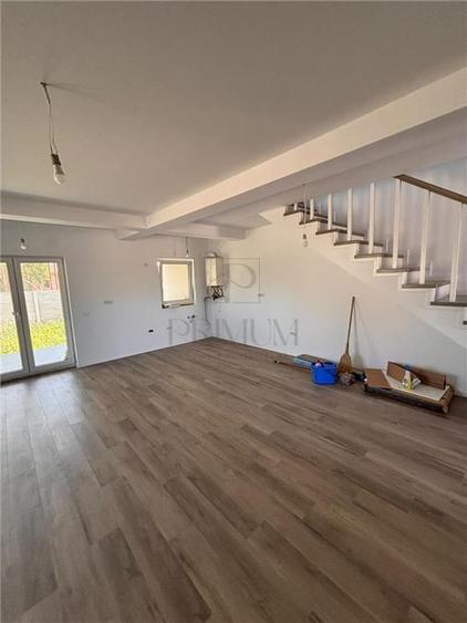 Duplex cu 4 camere cu Canalizare în Moșnița Nouă