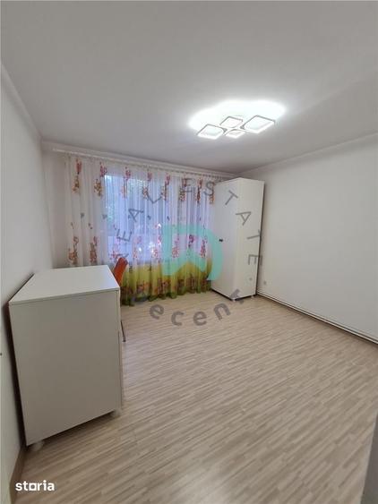 Apartament cu 3 camere semidecomandat în Triaj