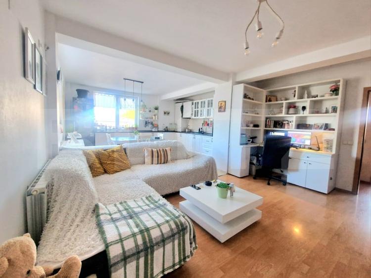 Apartament cu 3 camere semidecomandat, mobilat în Dumbrăvița