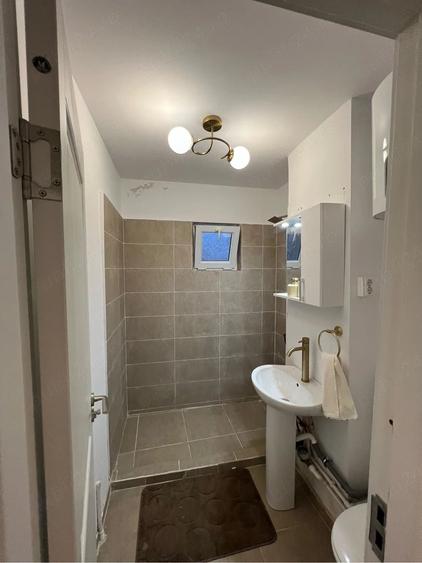 Apartament cu 3 camere semidecomandat în Deveselu