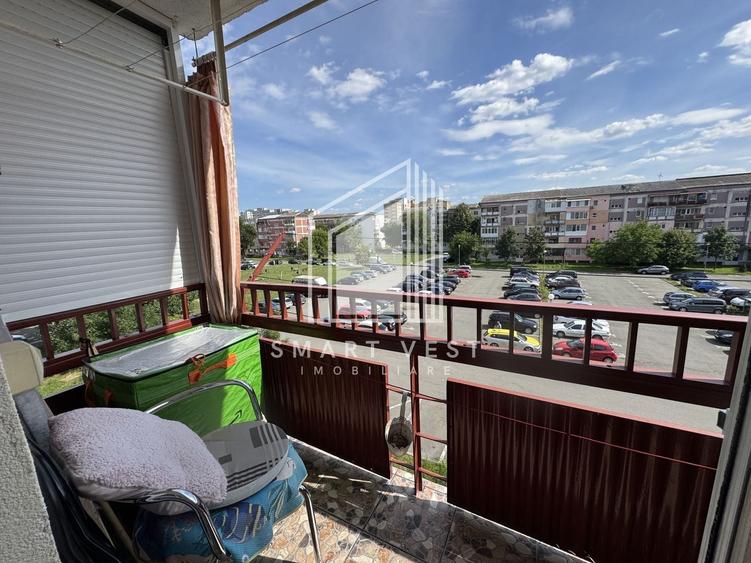 Apartament cu 4 camere decomandat în Micro 16
