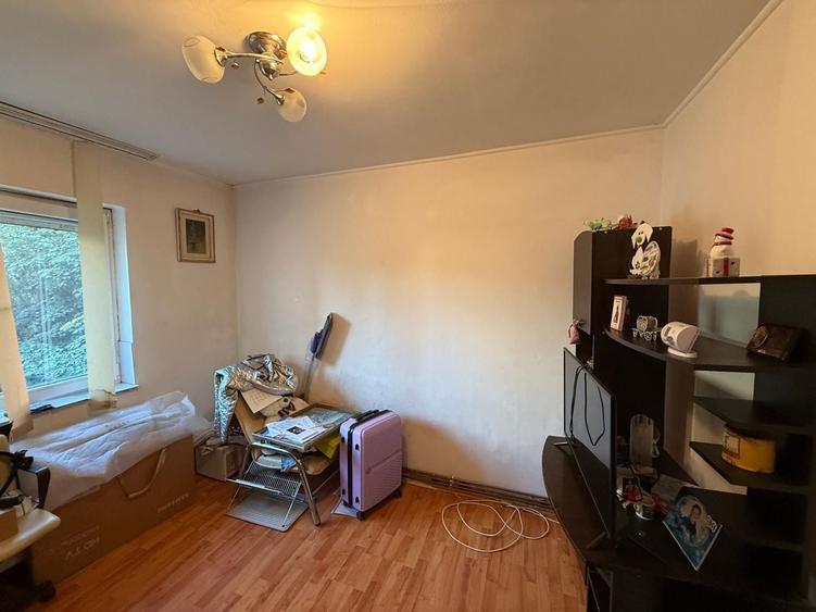 Apartament cu 3 camere decomandat în Milcov