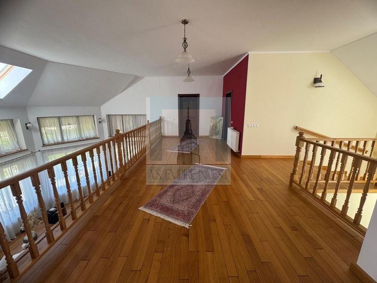 Casă individuală cu 11 camere cu Canalizare în Hoghiz