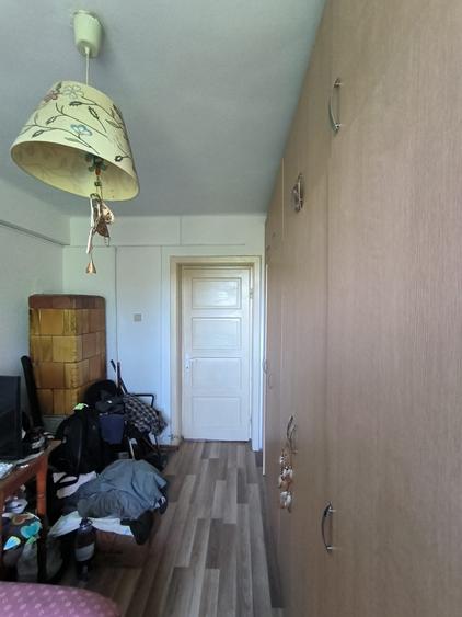 Apartament cu 3 camere semidecomandat în Cioceanu