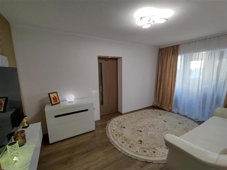 Apartament cu 3 camere semidecomandat în Central
