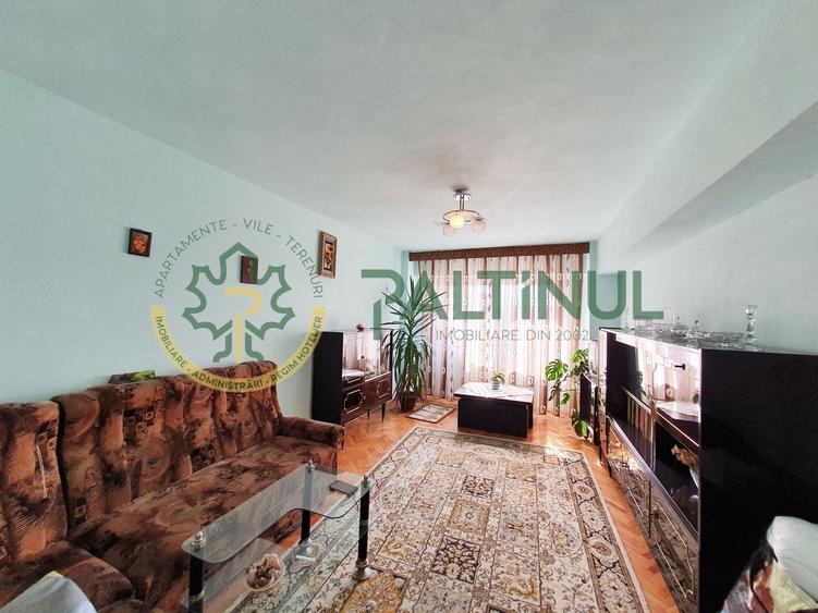 Apartament cu 4 camere decomandat, mobilat în Mihai Viteazul