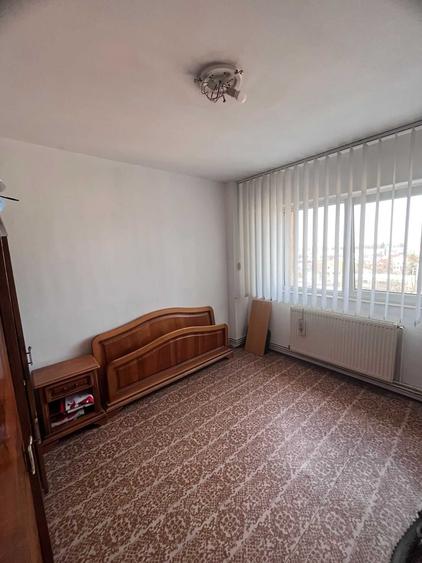 Apartament cu 3 camere decomandat în Calea București