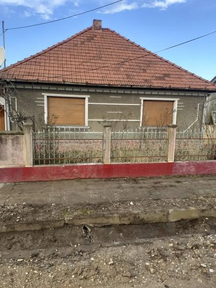 Casă cu 3 camere cu Teren 700 Mp în Episcopia Bihorului