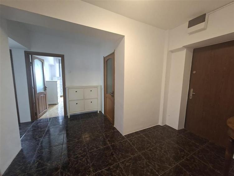 Apartament cu 3 camere decomandat, mobilat în Centru Civic