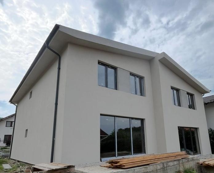Casă cu 4 camere în Exterior Vest
