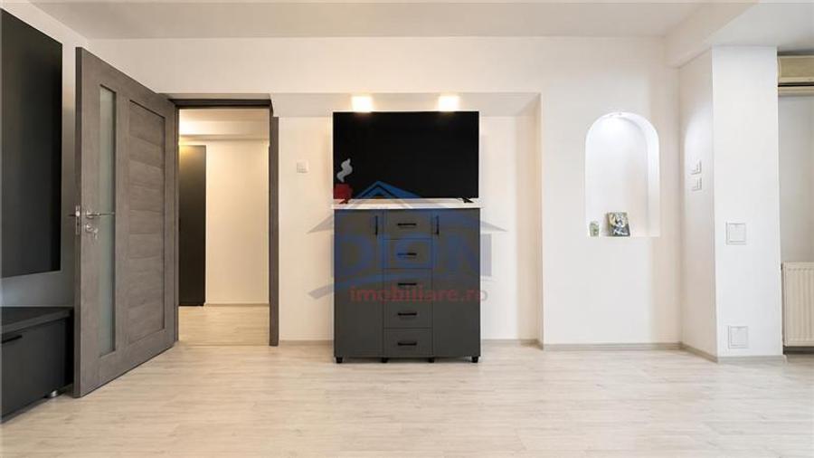 Apartament cu 3 camere semidecomandat, mobilat în Cantemir