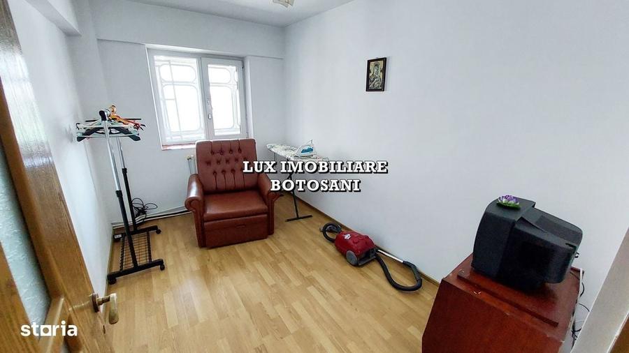 Apartament cu 4 camere decomandat în Central