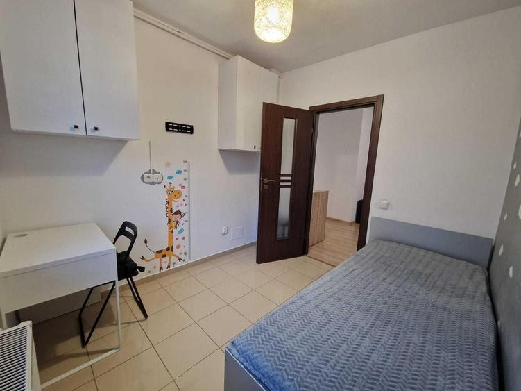 Apartament cu 3 camere semidecomandat, mobilat în Central