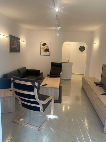 Apartament cu 3 camere decomandat în Titan