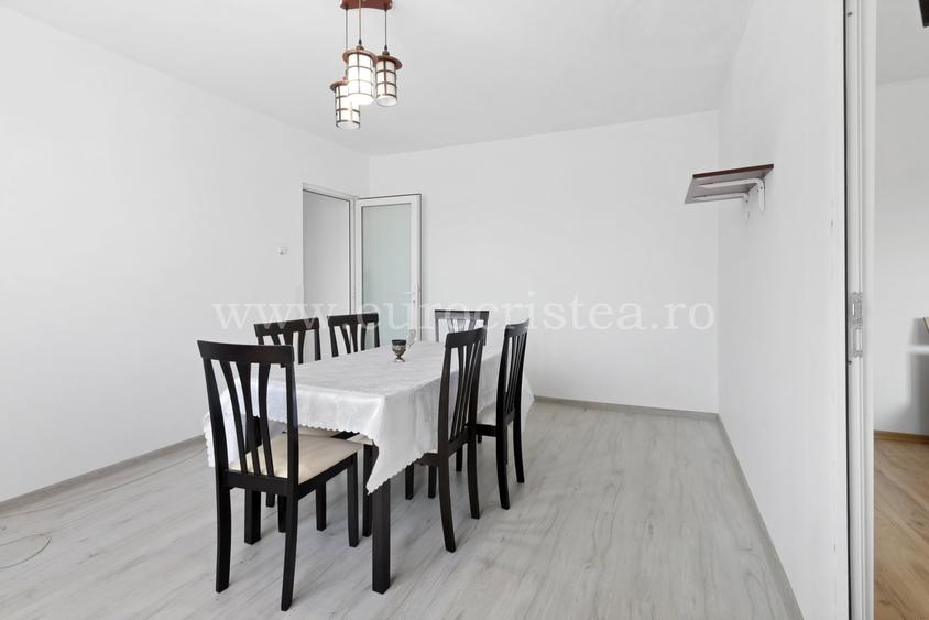 Apartament cu 3 camere semidecomandat, mobilat în Central