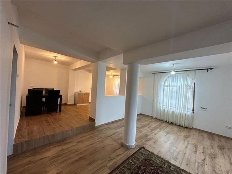 Casă individuală cu 8 camere cu Teren 1000 Mp în Bucium