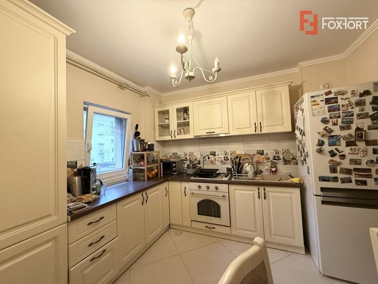 Apartament cu 4 camere semidecomandat, mobilat în Bucovina