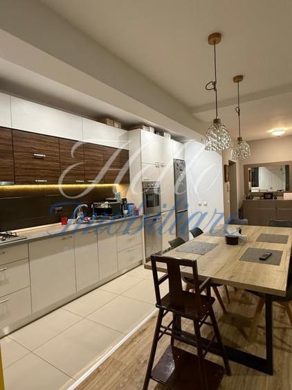 Apartament cu 3 camere semidecomandat în Florești
