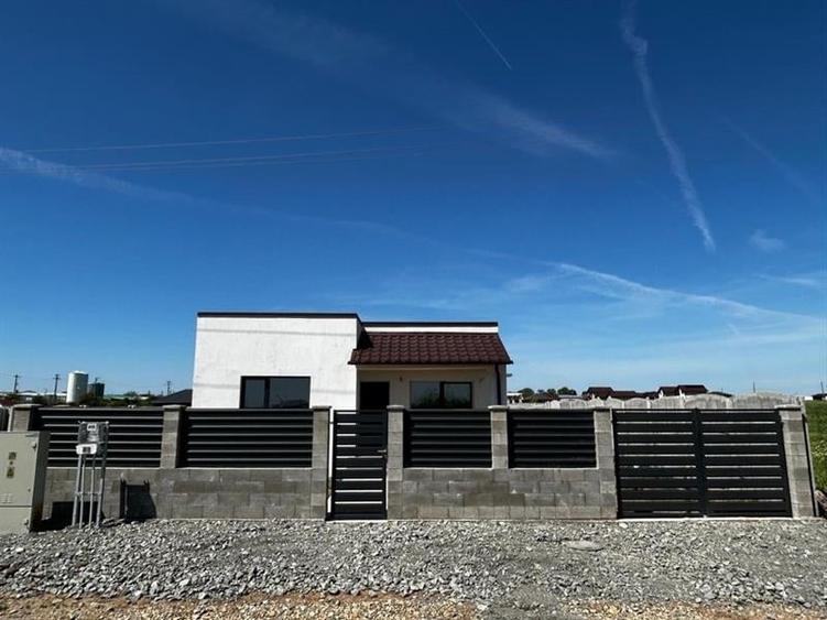 Casă individuală cu 3 camere cu Canalizare în Cârcea