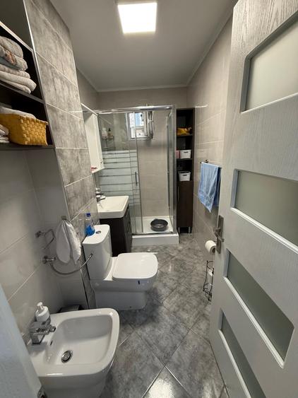 Apartament cu 4 camere semidecomandat, mobilat în Policlinica