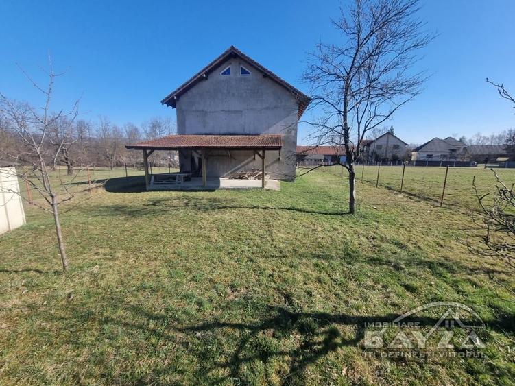 Casă individuală cu 5 camere cu Teren 1200 Mp în Rus