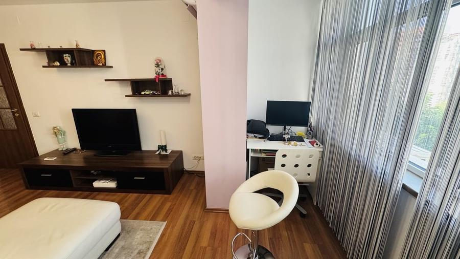 Apartament cu 3 camere semidecomandat în Obor