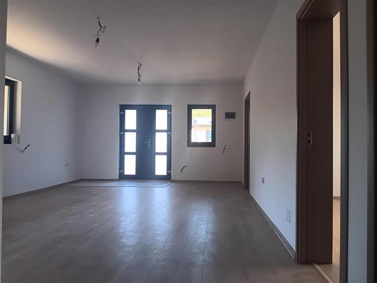 LA CHEIE! Visan Barnova CASA parter 100mp TEREN 400mp toate utilitatile - 8
