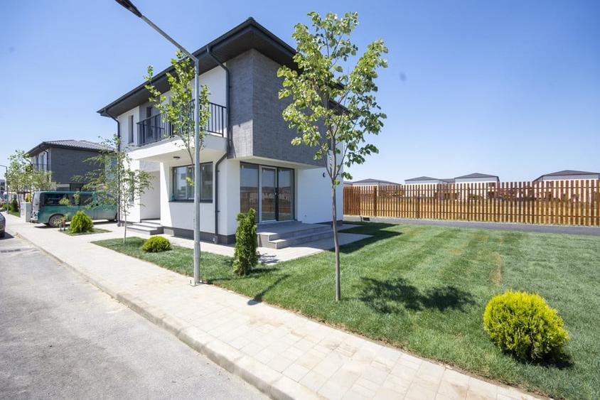 Casă individuală cu 4 camere cu Canalizare în Tunari