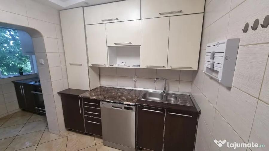 Apartament cu 3 camere decomandat în Vest