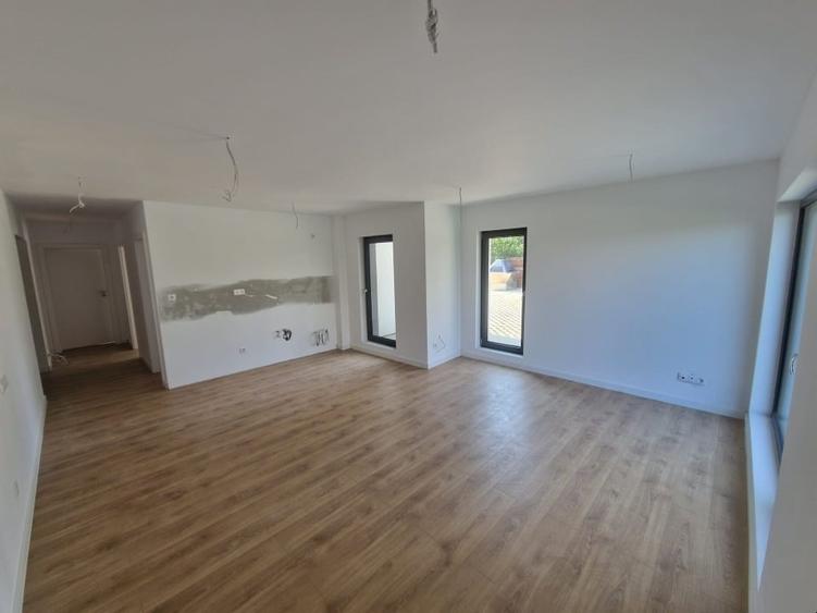 Apartament cu 3 camere decomandat în Calea Moldovei