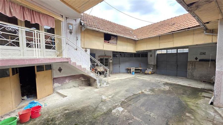 Casă individuală cu 11 camere cu Canalizare în Prigor