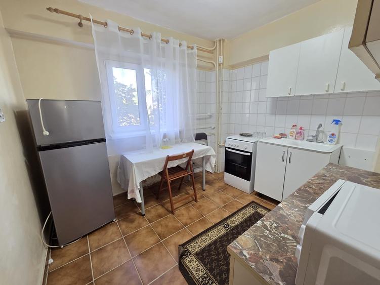 Apartament cu 2 camere semidecomandat în Văcăresti