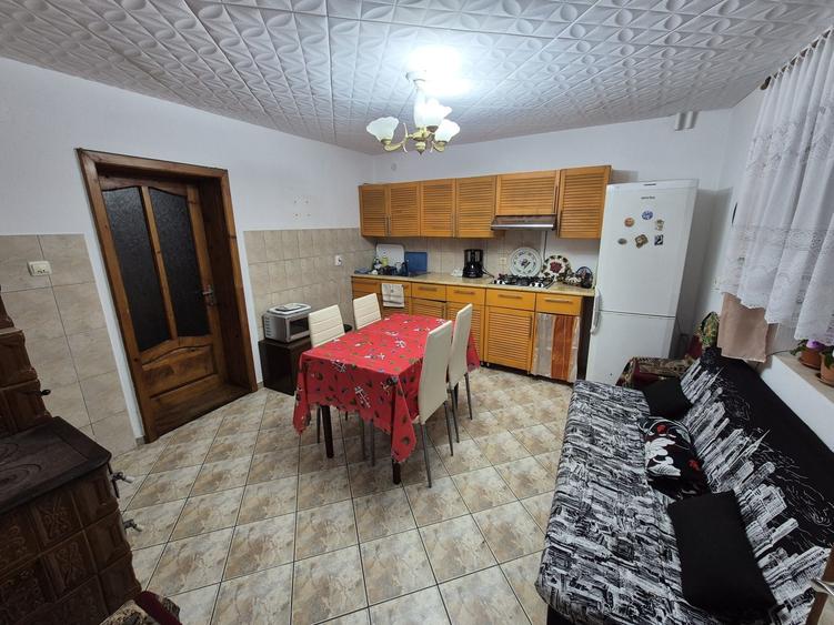 Casă cu 4 camere în Poiana Mărului