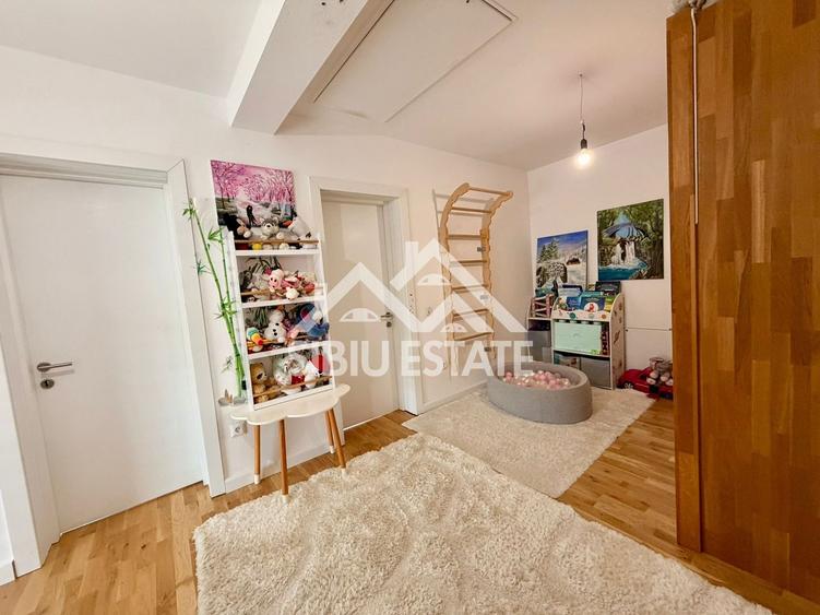 Duplex cu 5 camere cu Canalizare în Cristian