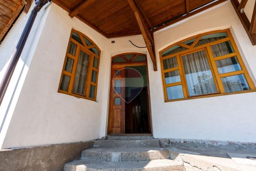 Casă individuală cu 3 camere cu Teren 3166 Mp în Burjuc