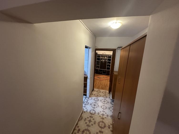 Apartament cu 4 camere semidecomandat, mobilat în Berceni