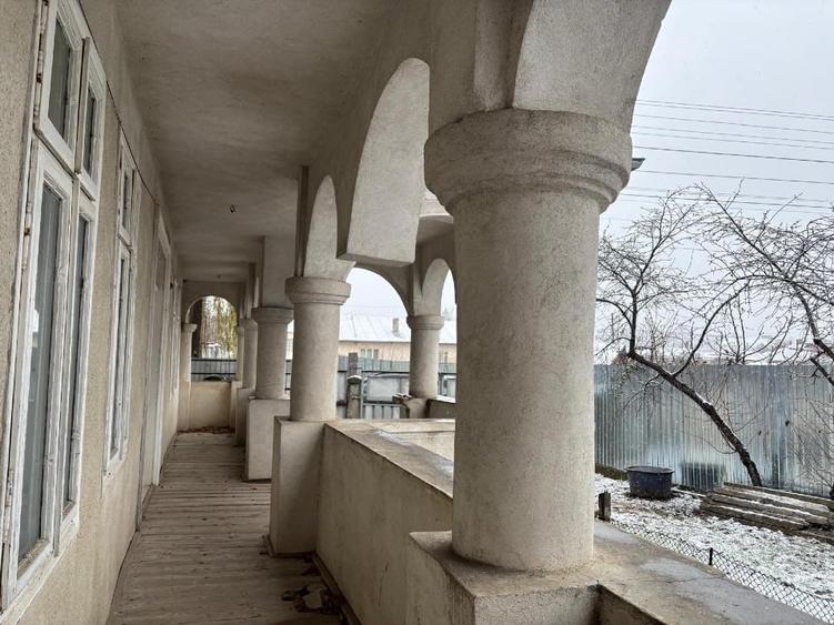 Casă individuală cu 4 camere cu Teren 2200 Mp în Central