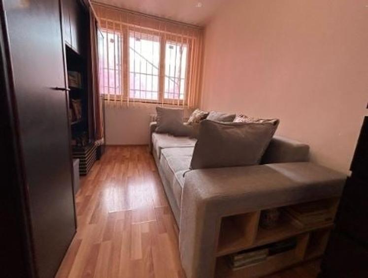 Apartament cu 3 camere semidecomandat, mobilat în Titan