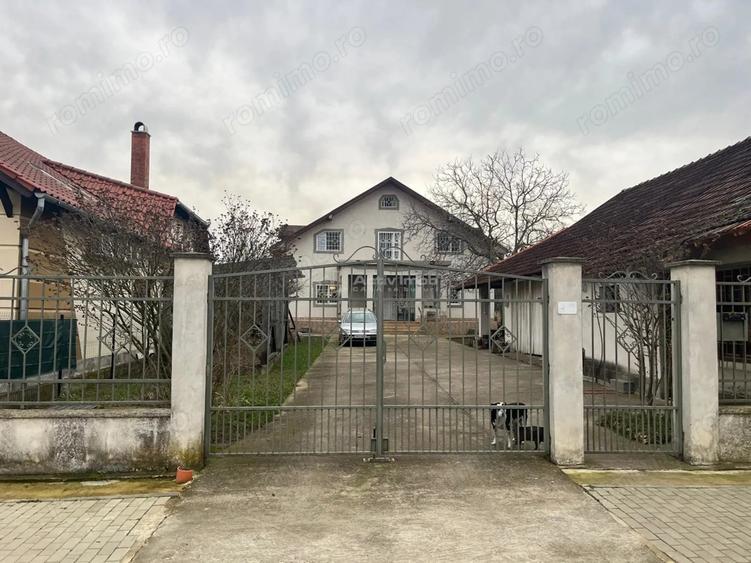 Casă cu 7 camere cu Canalizare în Dumbrava