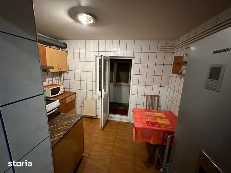 Apartament cu 3 camere decomandat în Nicolina
