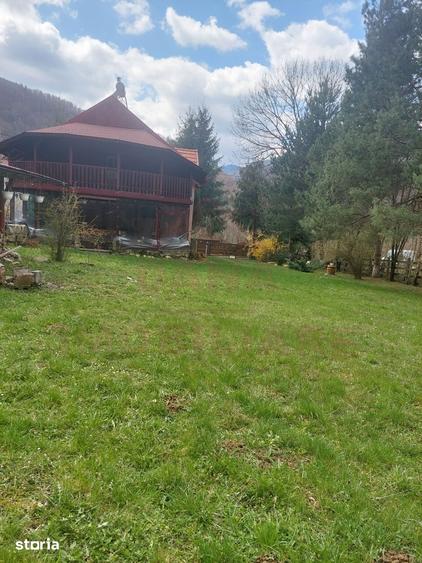 Casă cu 5 camere cu Teren 1100 Mp în Zăvoi