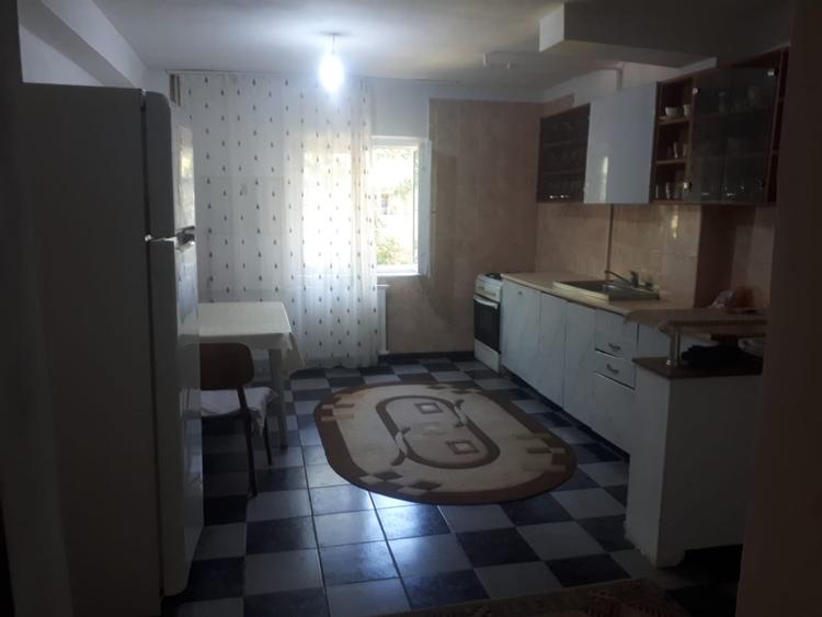 Apartament cu 4 camere decomandat în Baicului