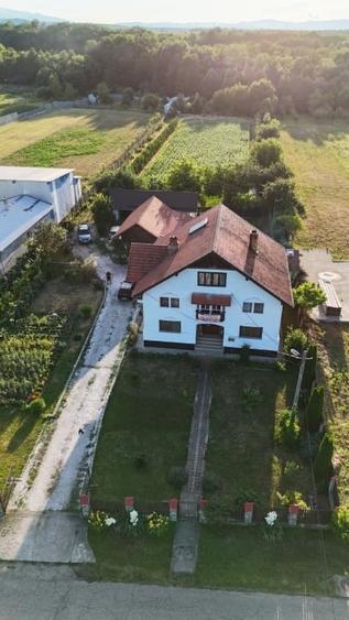 Casă individuală cu 5 camere cu Teren 6100 Mp în Pui