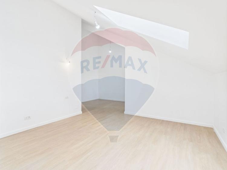 Apartament cu 4 camere semidecomandat în Tunari