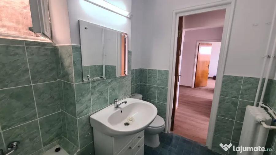 Apartament cu 3 camere decomandat în Sud