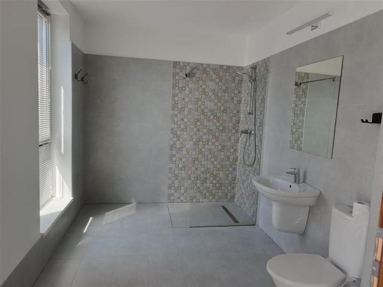 Duplex cu 5 camere cu Canalizare în Europa