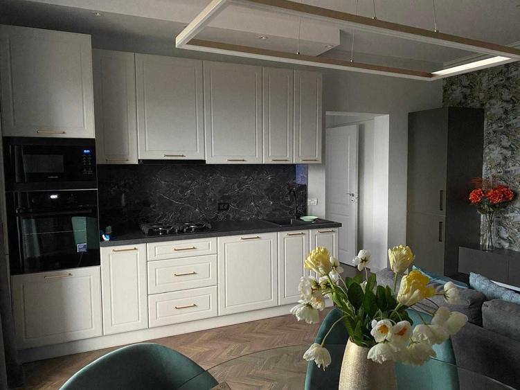Apartament cu 3 camere decomandat în Exterior Vest