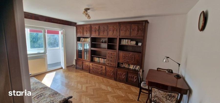 Apartament cu 4 camere decomandat în Calea București
